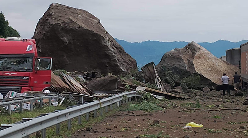 В Турции обломки скалы обрушились на автобан, есть пострадавшие