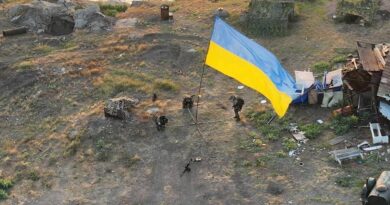 Украинские военные подняли флаг Украины над освобожденным островом Змеиный