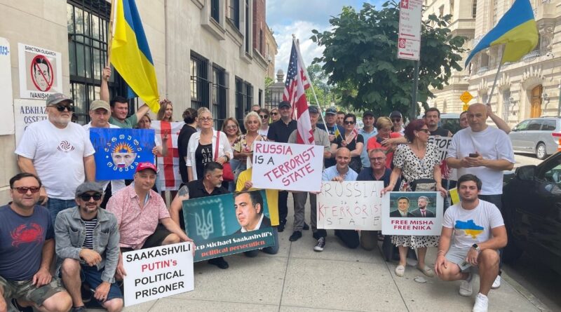 В 14-ую годовщину августовской войны у консульства РФ в Нью-Йорке прошла акция протеста