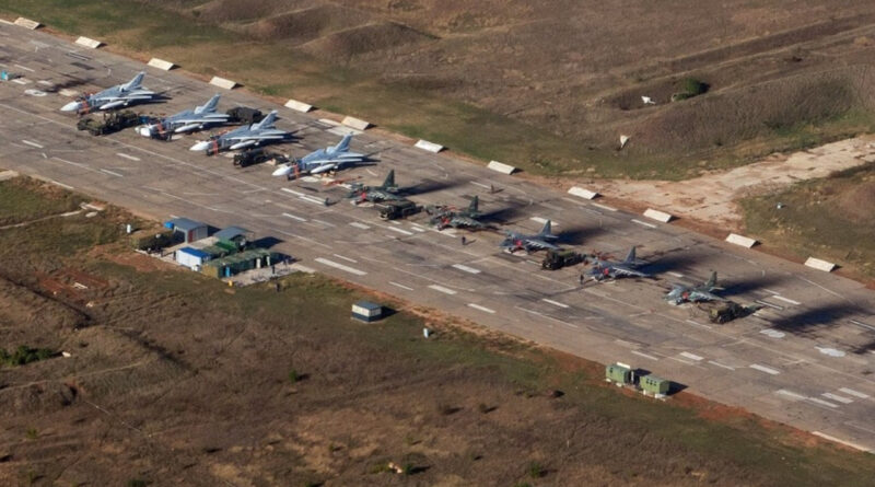 СМИ: На авиабазе вблизи Симферополя прогремел взрыв