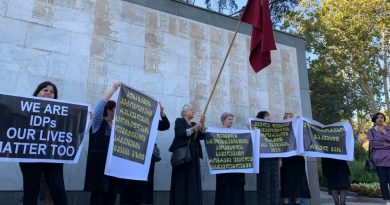 Визит правительства, полицейский кордон и протест беженцев у Мемориала Героев