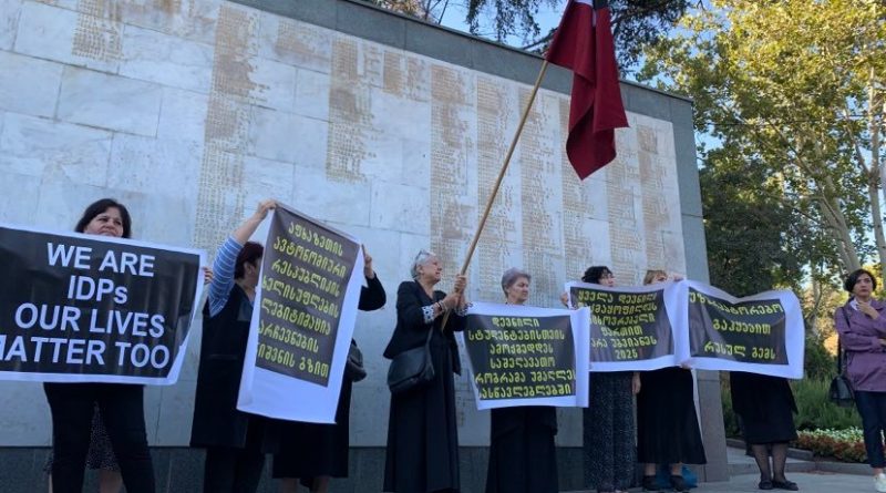 Визит правительства, полицейский кордон и протест беженцев у Мемориала Героев