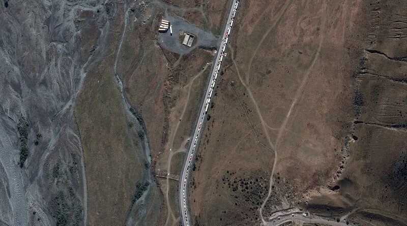 Очередь на КПП «Ларс» видна на спутниковых снимках