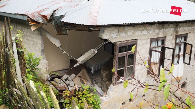 В Грузии на жилой дом обрушился каменный валун