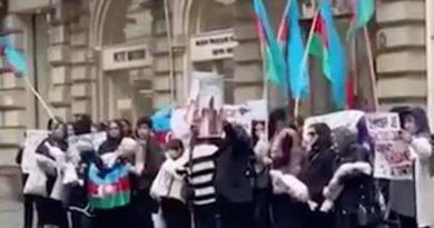 Группа активистов провела пикет у Посольства Франции в Баку