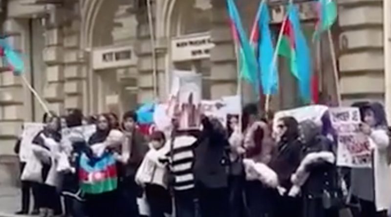 Группа активистов провела пикет у Посольства Франции в Баку