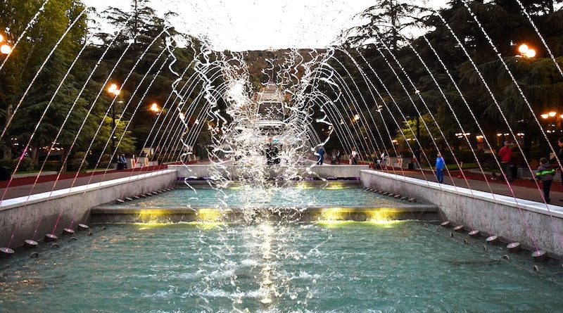Детей достававших мяч из фонтана в одном из парков Тбилиси ударило током
