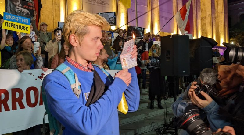 На акции у Парламента Грузии гражданин России сжег свой паспорт