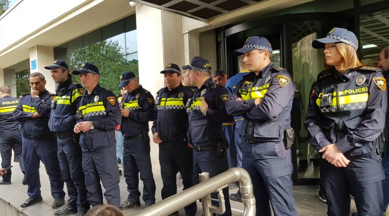 У здания Мэрии Тбилиси мобилизована полиция