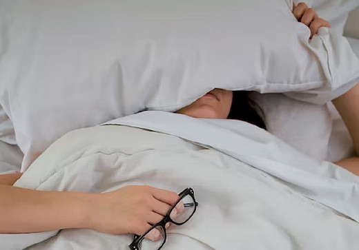 Офтальмолог Никитина объяснила причины сна с приоткрытыми глазами