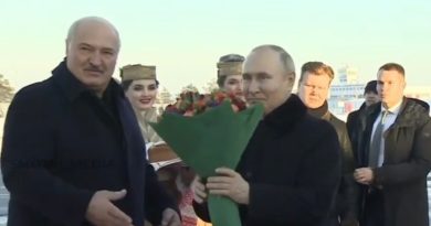 Путин приехал в Беларусь — Лукашенко встретил его с цветами