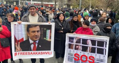 У здания суда проходит акция в поддержку Саакашвили