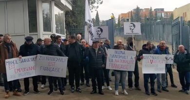 У Посольства Франции в Тбилиси прошла акция сторонников Саакашвили