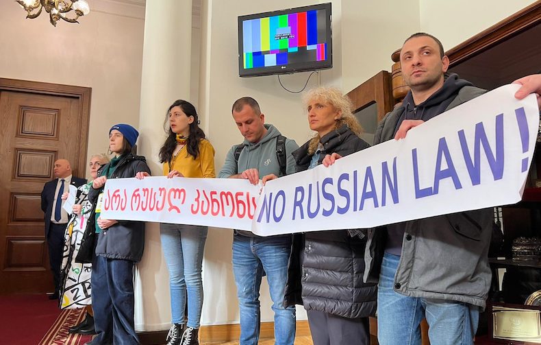 «Нет путинскому закону» — акция журналистов в парламенте Грузии