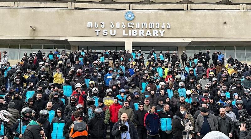 В Тбилиси курьеры Wolt и водители компании Bolt провели акцию протеста
