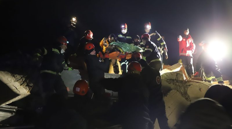 Грузинские спасатели извлекли из-под завала еще одного человека