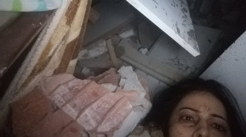 «Спасите меня» — в Турции женщина, оказавшаяся под завалом опубликовала фото в Twitter
