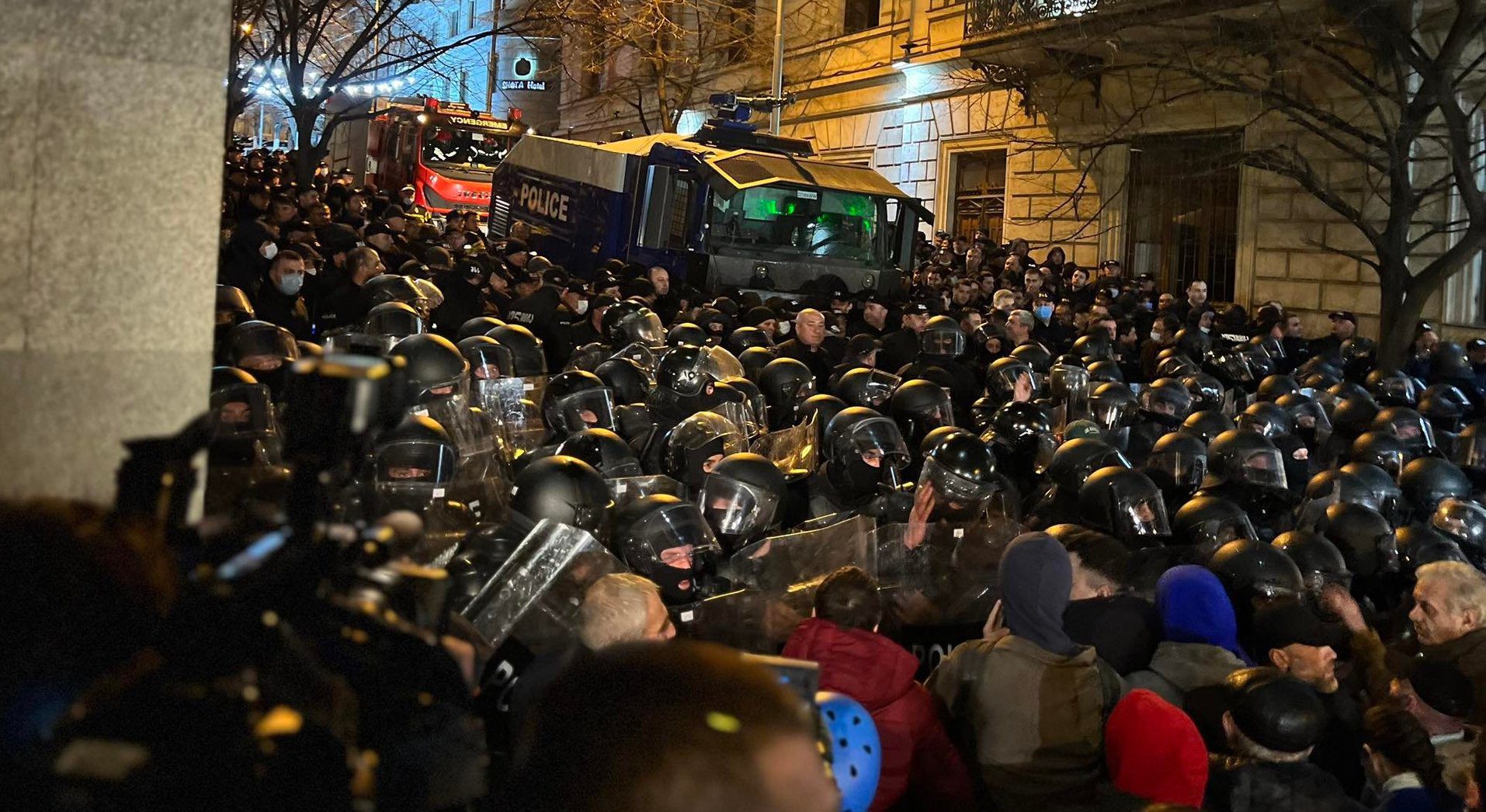 Спецназ применил слезоточивый газ против протестующих у Парламента Грузии