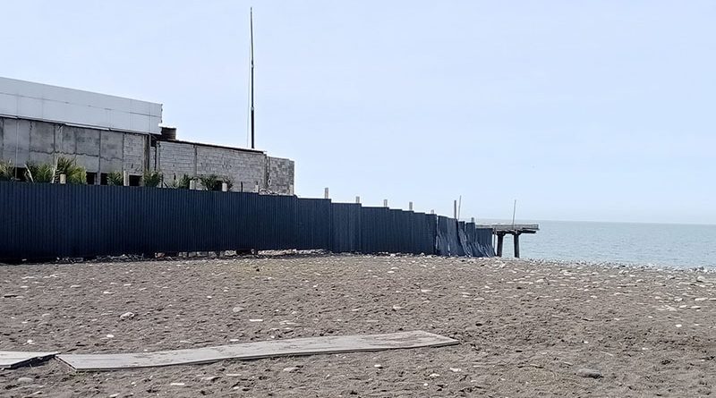 В Батуми прямо на пляже незаконно построили бетонное строение