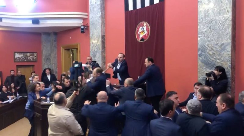 В Парламенте Грузии во время обсуждения законопроектов об иноагентах произошло противостояние