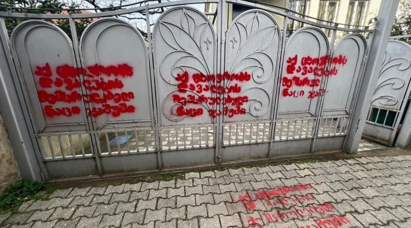 На двери дома гражданского активиста появилась надпись: «Здесь живет шпион»