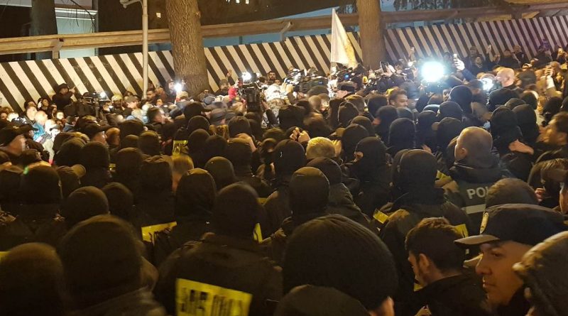 Полицейские задержали участников митинга перед Парламентом Грузии