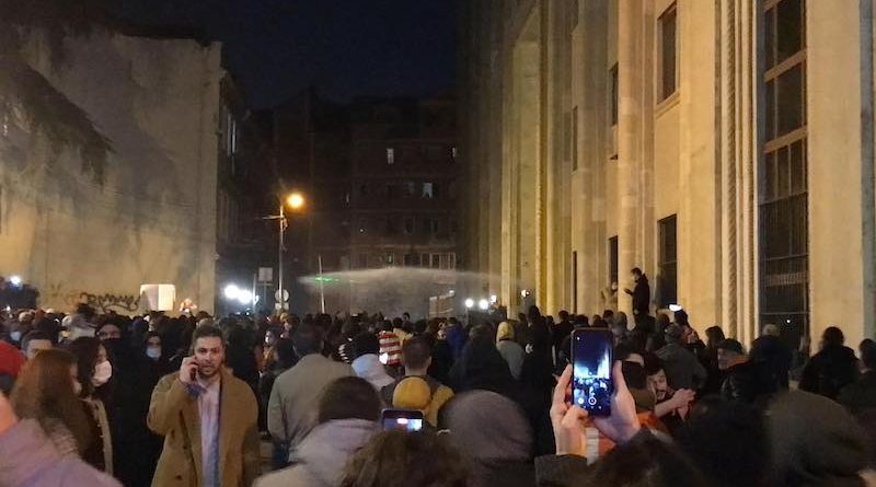 Протест в Тбилиси: Полиция применила водомет против митингующих