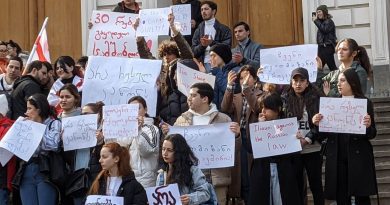 Протестующие студенты разорвали учебник Ираклия Кобахидзе