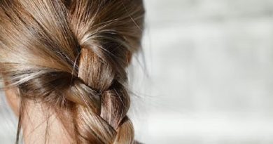 Трихолог Нагайцева рассказала о причинах выпадения волос у женщин