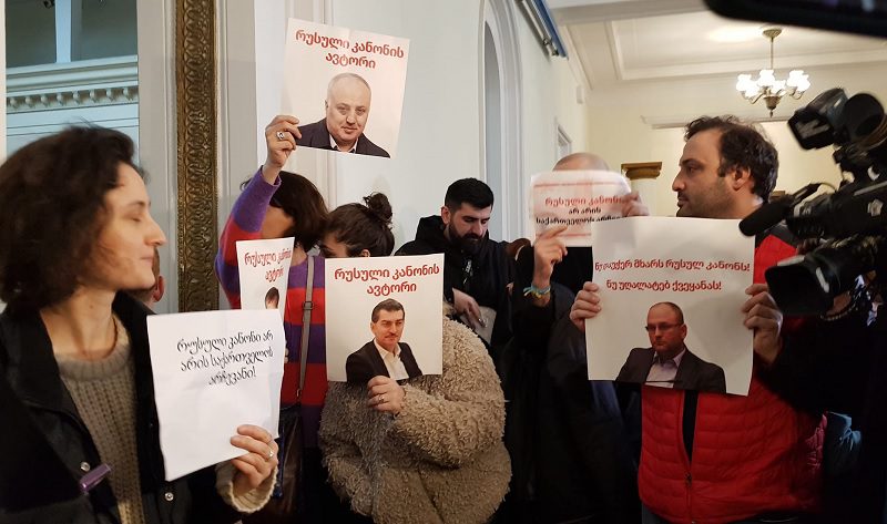 Парламент Грузии приостановил аккредитацию журналистам двух изданий