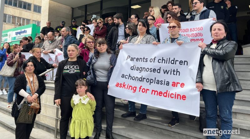 Родители детей с ахондроплазией намерены проводить перманентные акции протеста