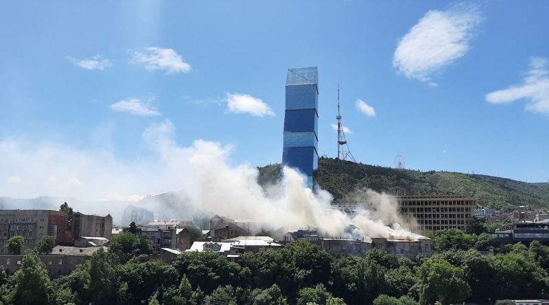 В Тбилиси у набережной произошел пожар