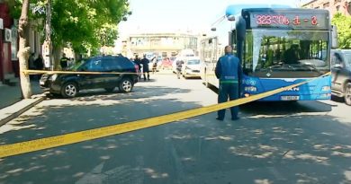 «Скрываясь, врезались автобус» — В Тбилиси выстрелами из автомобиля ранили мужчину