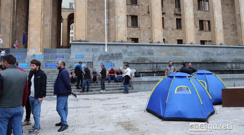 Бастующие шахтеры провели ночь в палатках возле здания Парламента Грузии