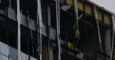 Атака дронов: в Москве поврежден бизнес-центр, в Крыму взорван склад боеприпасов