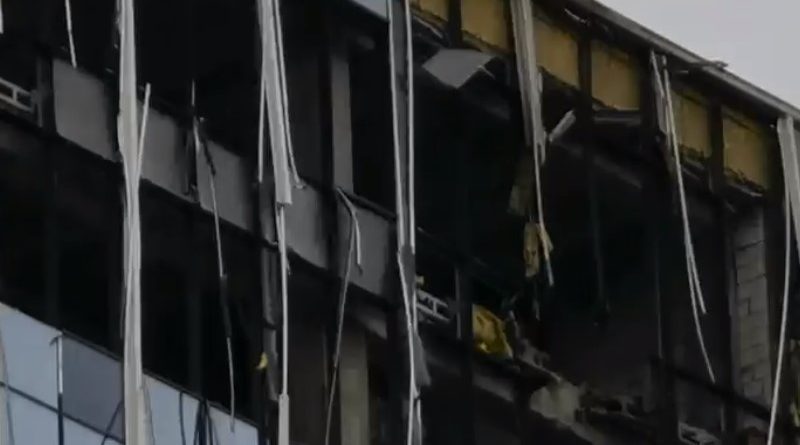 Атака дронов: в Москве поврежден бизнес-центр, в Крыму взорван склад боеприпасов