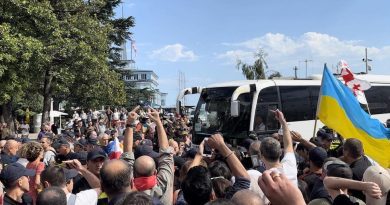Протест в Батуми: автобусы выехали с территории в сопровождении полицейских