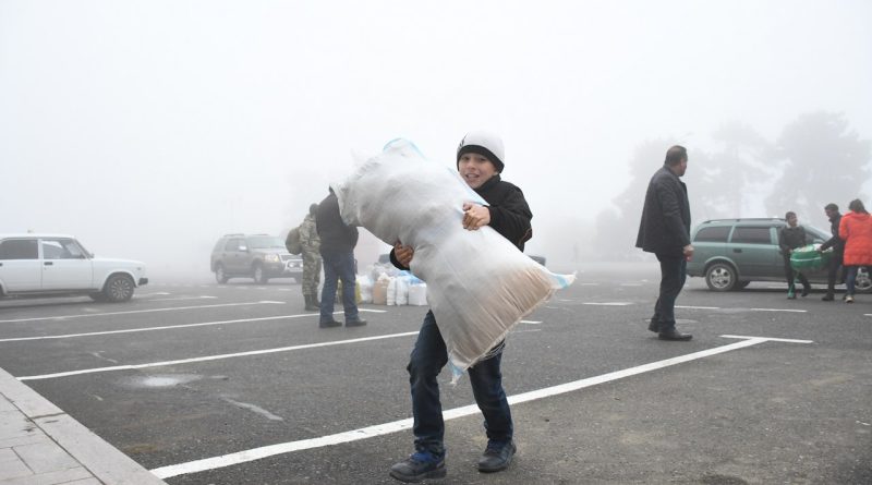 Азербайджан выразил готовность доставить гуманитарный груз в Карабах