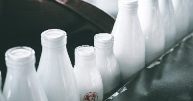 Нутрициолог Строков объяснил, может ли молоко вызывать болезни