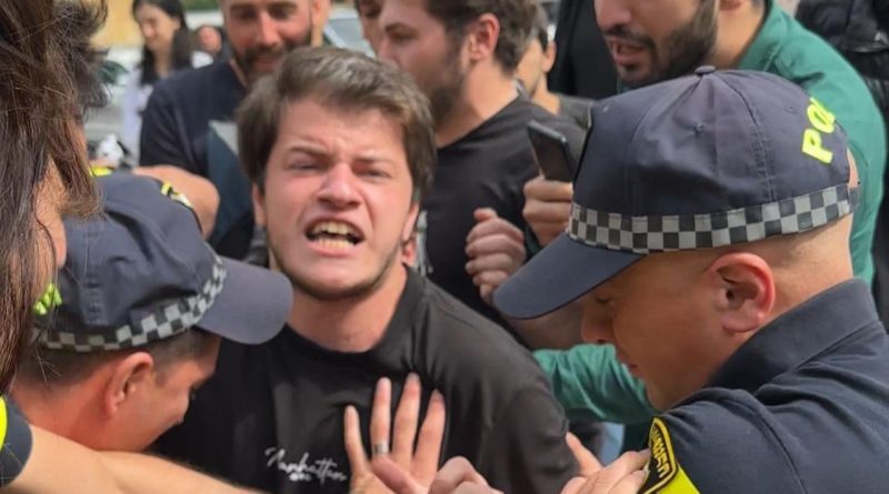 Акция протеста у здания Госканцелярии Грузии: Задержан секретарь молодежной организации ЕНД