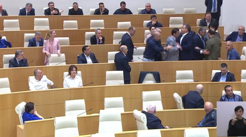 Шум в парламенте Грузии — оппозиционные депутаты покинули сессионный зал