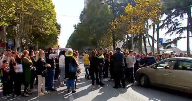 В Тбилиси родители школьников перекрыли дорогу в знак протеста