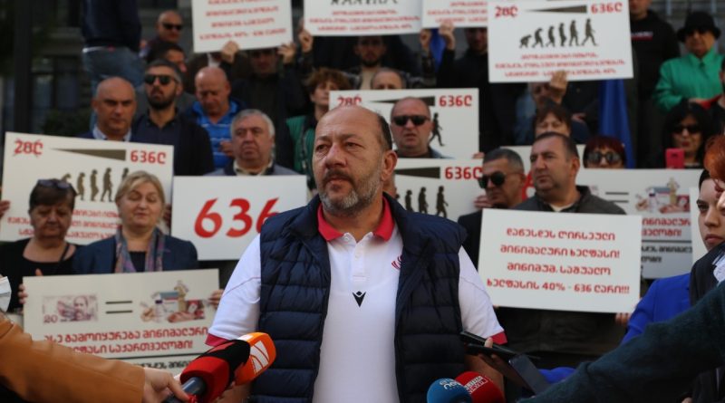 Объединение профсоюзов Грузии требует определить минимальную зарплату на уровне 636 лари