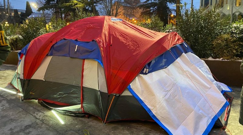 Парламент Грузии принял в I чтении законопроект о «запрете палаток»