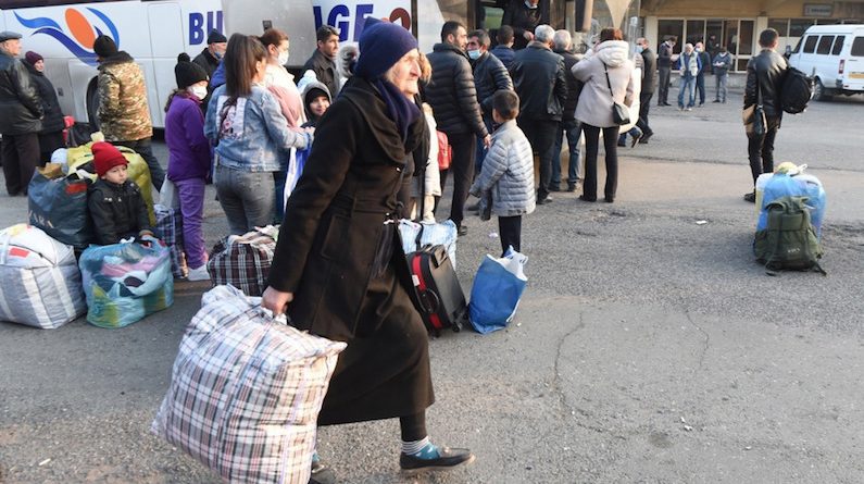 Пашинян надеется, что беженцы из Карабаха не станут уезжать за границу
