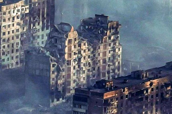 город-герой Бахмут, современный Сталинград, разрушенный российско-фашистскими оккупантами