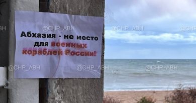 Абхазская оппозиция расклеивает антироссийские листовки, выступая против размещения в Абхазии российского флота