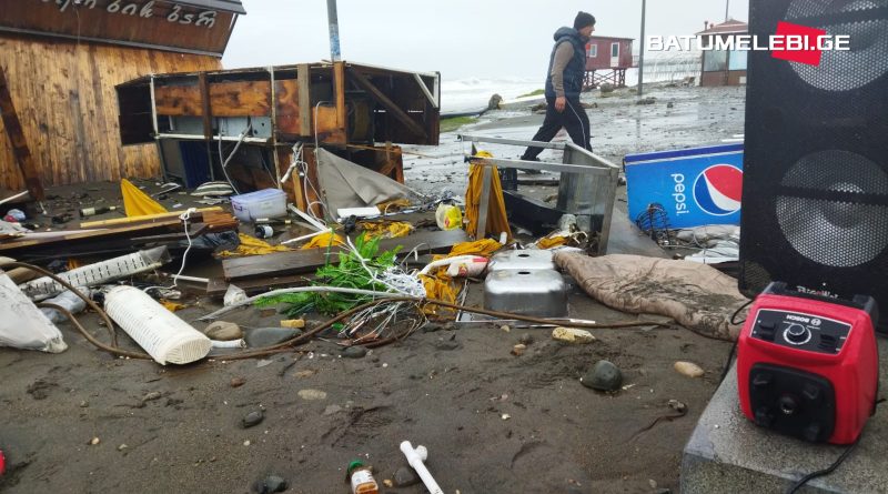 Шторм на Новом бульваре в Батуми повредил береговую инфраструктуру — ФОТО