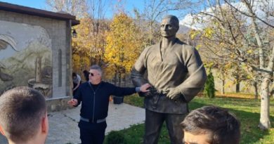 В де-факто Южной Осетии установили памятник Путину
