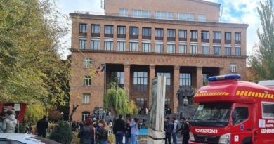 В здании Ереванского госуниверситета произошел взрыв, погиб один человек